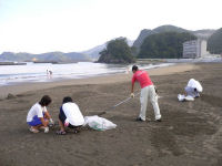 中学生、高校生ボランティアによる松崎海岸清掃