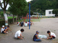 旧岩科小学校・岩科幼稚園で清掃等の奉仕活動が行われました