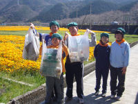 緑の少年団による花畑ゴミ拾い