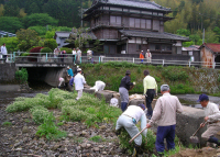 田への取水作業