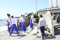 松崎中学海岸清掃作業