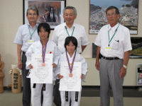 佐藤姉妹が、少年世界空手道選手権大会3位入賞の報告に来庁しました