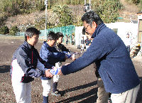 黒潮会から松崎野球スポーツ少年団へ軟式ボール寄贈