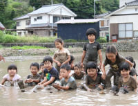 松崎幼稚園中川園で泥遊び