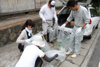 松崎町職員組合と世界一の富士山景観へのチャレンジ協定連絡会の清掃活動