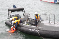 松崎新港で水難救助合同訓練