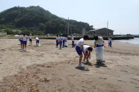 松崎中学校の生徒が海岸清掃