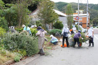 花の会と特別支援学校伊豆松崎分校の生徒が花の三聖苑で作業