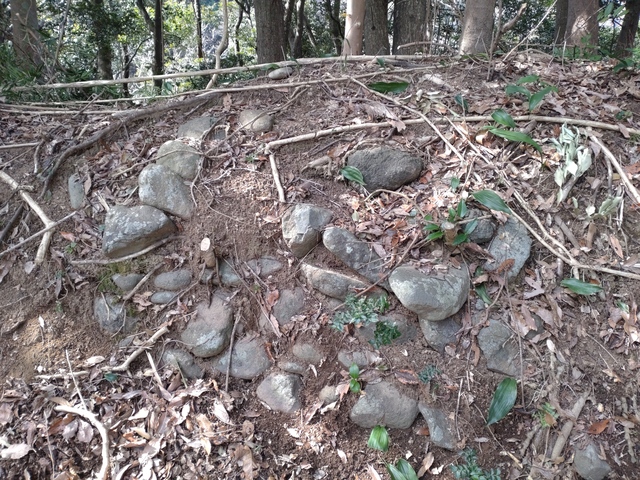土塁に残る空石積
