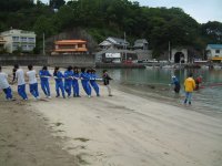 岩地修学旅行隊地引き網体験