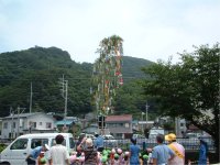 園児達が短冊を付けた七夕は、松崎警察署前に飾られています。