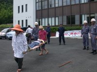 毛布を使った、担架での搬送