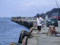 波止場には釣り客がいます
