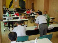 帯広の子供達に挨拶する深澤町長