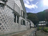 快晴のなまこ壁どおり