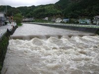 激しい雨で河川は増水