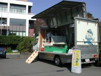 役場前で衝突実験車両の体験を行いました。