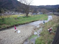 「岩科川を守る会」河川清掃