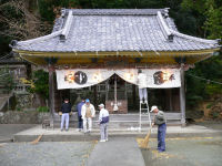 舟寄神社境内での作業風景