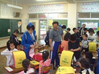 ランドセルカバー贈呈