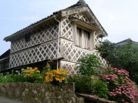 なまこ壁とアジサイ