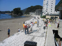 ゴール前には、人が集まってきました