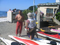 ゴール後、他のチームと談笑する選手