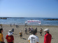 松崎海岸に次々とゴールする選手たち