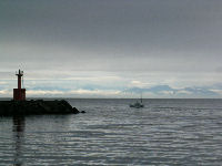 今日は、あいにくの天候で、対岸の山々も雲に覆われていました