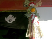 正月飾りが各家に飾られています