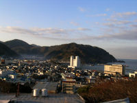 日の出時の町の風景と２つの日の出