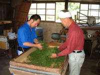 新茶を炒る作業 新茶を炒る作業