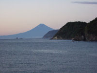 夕暮れ時、石部海岸からの富士山