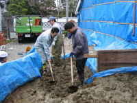 松崎蔵つくり隊の土練り作業