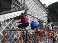 松崎蔵つくり隊によるなまこ壁の中塗り作業