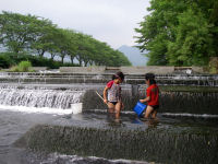 川で水浴び