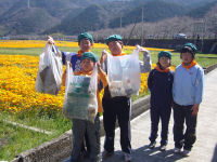 緑の少年団による花畑ゴミ拾い 緑の少年団による花畑ゴミ拾い