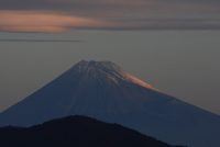 朝日を浴びる富士山