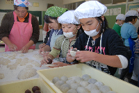 中川小学校お餅配り