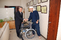 路上望月雅文氏車椅子寄贈 路上望月雅文氏車椅子寄贈