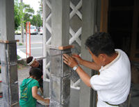 松崎蔵つくり隊の中塗り作業 松崎蔵つくり隊の中塗り作業