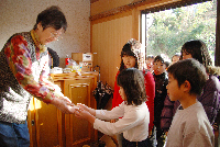 中川小学校餅配布 中川小学校餅配布