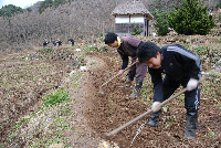 棚田アゼ切り作業