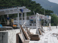 松崎海岸海の家建設中