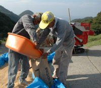 石部棚田稲こき