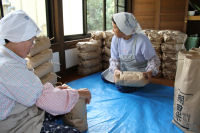 棚田収穫米袋詰め作業