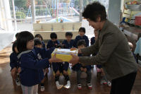 岩科幼稚園へ絵本寄贈 岩科幼稚園へ絵本寄贈