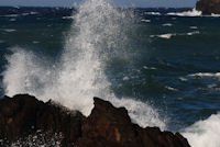 冷たい西風が吹き海は大荒れ飛沫が高く上がる天候