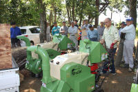 樹木粉砕機、マキ割り機実演