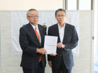 海洋センタープール改修工事に対する、助成決定通知書がB&G財団役員より齋藤町長へ授与されました